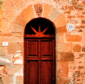 PARTICOLARE DEL PORTALE - VISIBILE LO STEMMA DEI "CAVALIERI DELL'ORDINE DI MALTA"